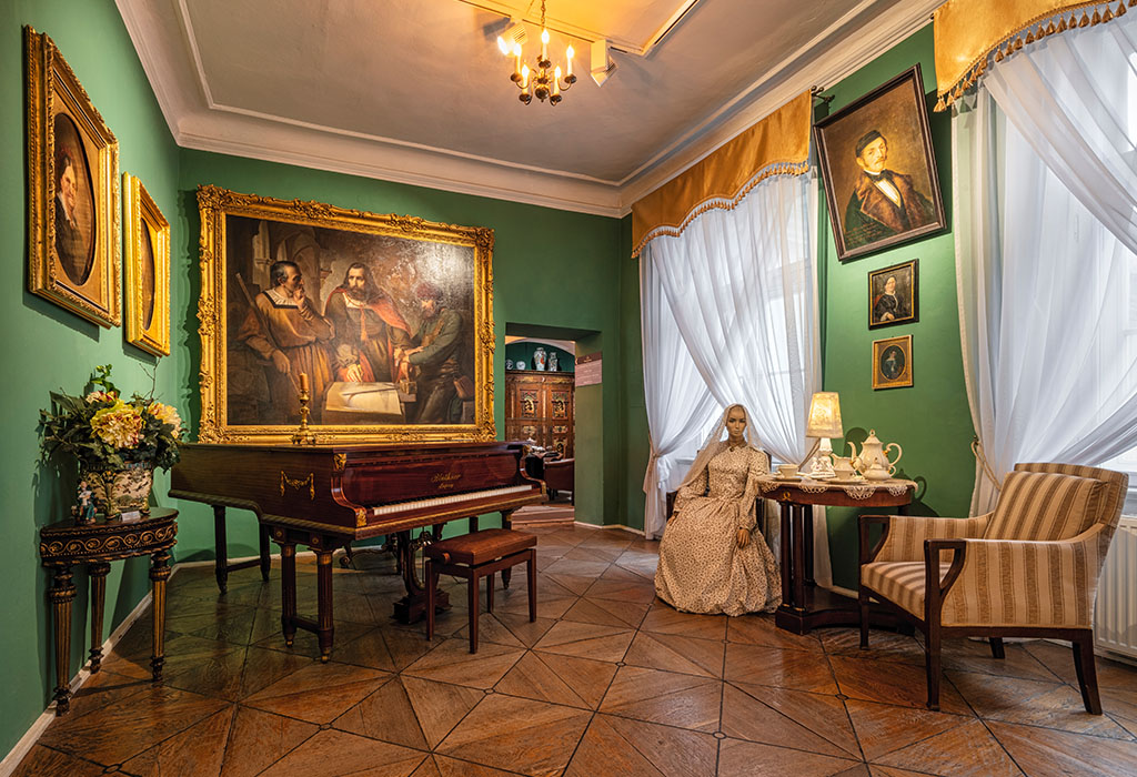 Zwiedzimy również wnętrza dawnego Pałacu Albertich – Fot. Szymon Bialic / Muzeum Porcelany Zwiedzimy również wnętrza dawnego Pałacu Albertich – Fot. Szymon Bialic / Muzeum Porcelany