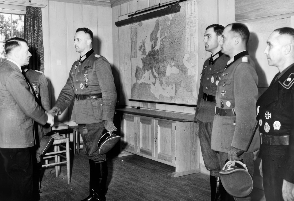 Archiwalne zdjęcie z Wilczego Szańca – Wręczenie odznaczeń Krzyża Rycerskiego z liśćmi dębu, 1943 rok Archiwalne zdjęcie z Wilczego Szańca – Wręczenie odznaczeń Krzyża Rycerskiego z liśćmi dębu, 1943 rok