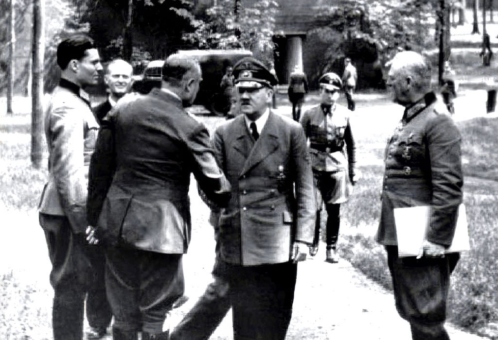 Archiwalne zdjęcie z Wilczego Szańca – Hitler, Keitel i Stauffenberg, 1944 rok Archiwalne zdjęcie z Wilczego Szańca – Hitler, Keitel i Stauffenberg, 1944 rok